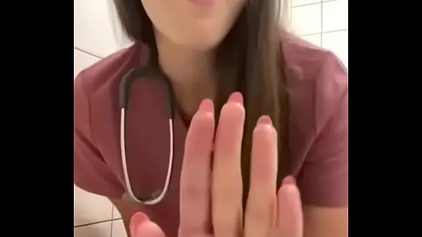 HD nurse masturbates in hospital bathroom-drevklip