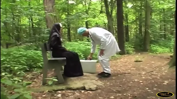 Clips de lecteur Au cimetière, une religieuse ne se laisse pas supplier de se faire baiser par un médecin de passage HD
