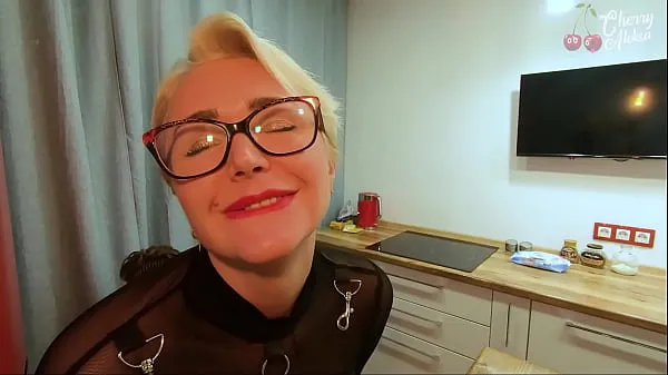 Κλιπ μονάδας δίσκου HD Blonde with glasses fucked in the ass on a bar stool
