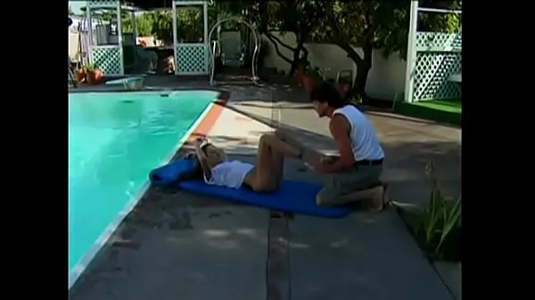 Κλιπ μονάδας δίσκου HD Young brunette is lying by the pool when a hunk comes along to fuck her