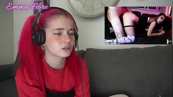 HD Petite teen reacting to Amateur Porn - Emma Fiore ڈرائیو کلپس