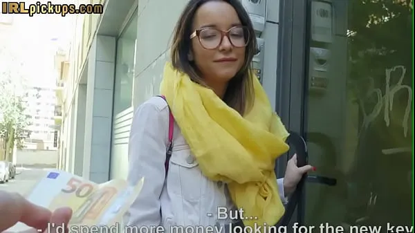 HD Glasses wearing brunette picked and stuffed in the public schijfclips