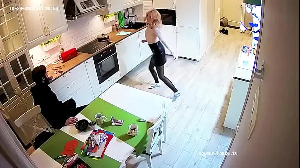 Klipy z disku HD Dancing Girl Gets Blow & Fuck at Kitchen