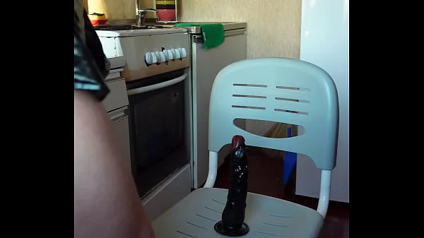 HD Sexo anal caseiro com um vizinho na cozinha Creampie na bunda 4K clipes da unidade