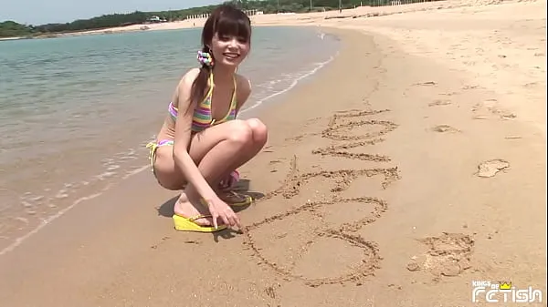مقاطع محرك الأقراص عالية الدقة Skinny Japanese chick enjoys having a photoshoot on the beach
