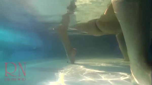 HD Шоу киски под водой. Русалка мастурбирует пальцами Элегантная и гибкая малышка, плавающая под водой в открытом бассейнедисковые клипы