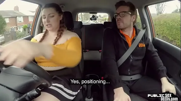Klip berkendara Fat british brunette pussy drilled by instructor in the car HD