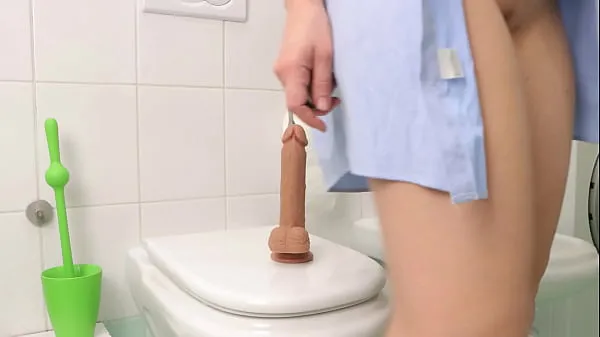 HD The beauty hid in the toilet and fucked herself with a big dildo. Masturbation. AnnaHomeMix-stasjonsklipp
