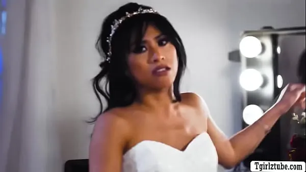 HD Asian bride fucked by shemale bestfriend-enhetsklipp