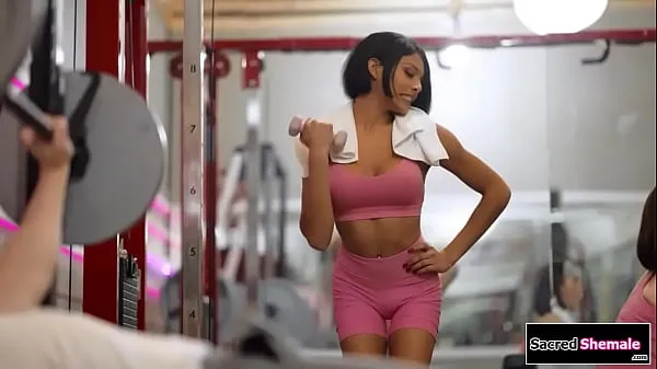 HD Latina tgirl Lola Morena gets barebacked at a gym-stasjonsklipp