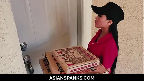 HD Pizza Delivery Teen Cheated by Jerking Guys (Ember Snow) [UNCENSORED drive Clips