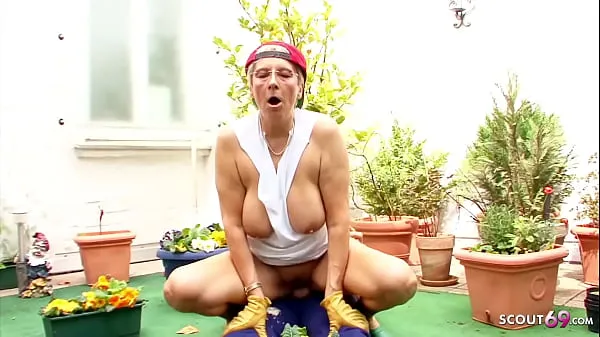 HD German Grandma with Huge Boobs seduce to Fuck in her Garden Klip pemacu