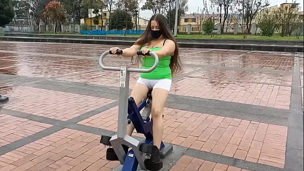 HD Hotwife Puta Latina Colombiana Con Gigante Cameltoe тренируется в шортах без нижнего белья в паркедисковые клипы
