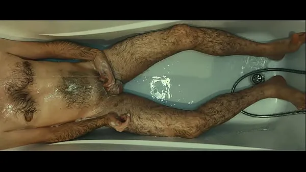 HD-Hairy guy take a bath and pissing on himself-asemaleikkeet