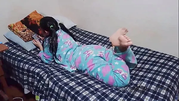 HD My pretty neighbor in pajamas lets me see her underwear and fuck her before they discover us, we're home alone and I took the opportunity to fuck her Klip pemacu