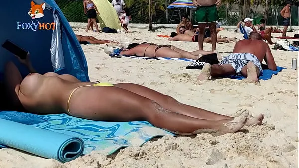 HD Sunbathing topless on the beach to be watched by other men sürücü Klipleri
