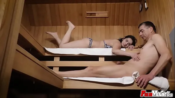 Klip berkendara EU milf sucking dick in the sauna HD