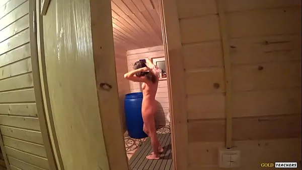 HD Ik ontmoette mijn mooie magere stiefzus in de Russische sauna en kon het niet laten, haar een pak slaag geven, een pik geven om te zuigen en op tafel te neuken schijfclips