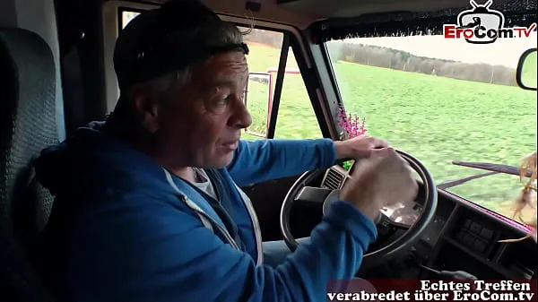 Klipy z jednotky HD German teen Hitchhiker pick up and fuck in car with grandpa