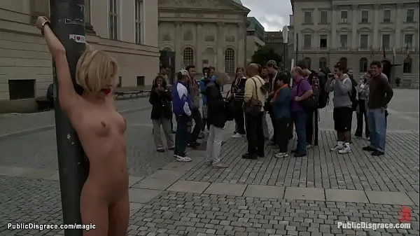 Klipy z jednotky HD Naked and gagged blonde in public