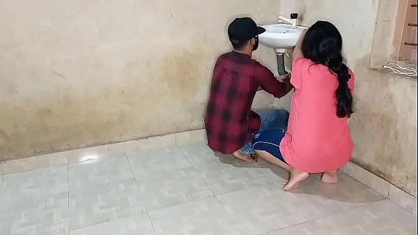 HD quenched the thirst of her pussy with a young plumber! XXX Plumber Sex in Hindi voice คลิปไดรฟ์