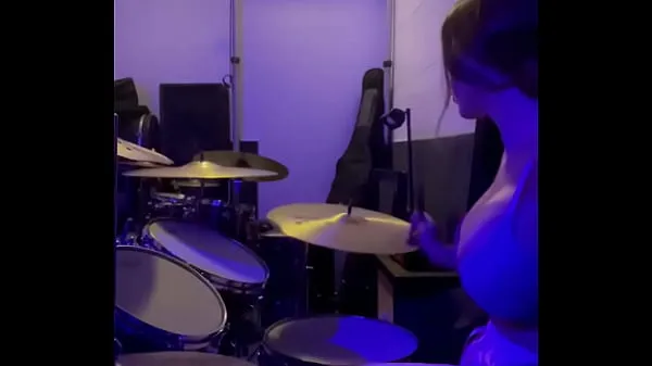 HD Felicity feline drumming boobies bouncing spectacular 드라이브 클립