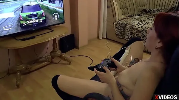 HD Girl plays PS4 and cums from Hitachi schijfclips