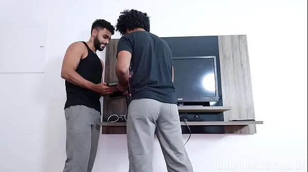 HD A couple has sex in the bedroom and the internet technicians in the living room. They get together and make an orgy ڈرائیو کلپس