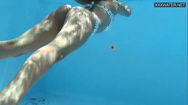 HD Irina Cage busty underwater babe 드라이브 클립