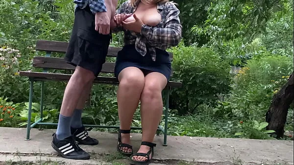 高清Big cock cumshot on her tits in the park on a bench驱动器剪辑