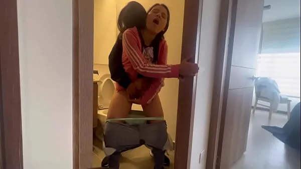 HD My friend leaves me alone at the hot aunt's house and we fuck in the bathroom-enhetsklipp