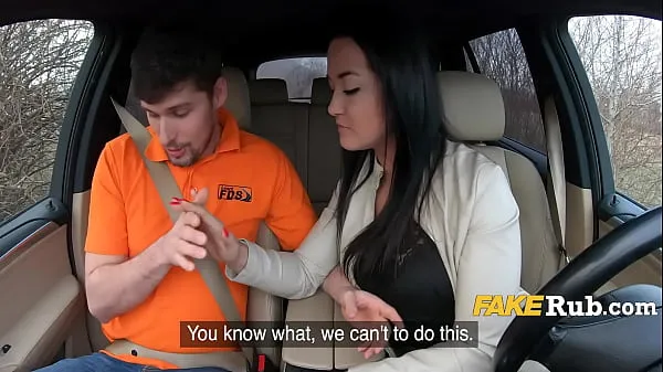 高清Learner Fawns Over Her Driving Instructor & Fucks In Car驱动器剪辑