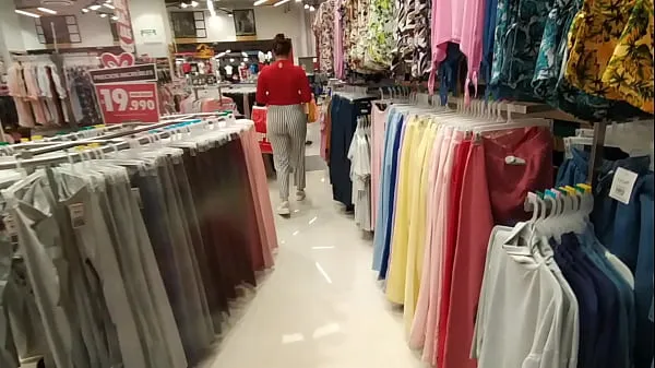 HD I chase an unknown woman in the clothing store and show her my cock in the fitting rooms sürücü Klipleri