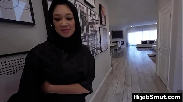 Klip berkendara Muslim girl in hijab asks for a sex lesson HD