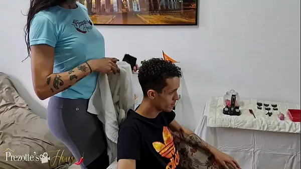 Posnetki pogona HD Sabrina Prezotte opens a Beauty Salon and she welcomes her clients for a good haircut and hot, strong sex