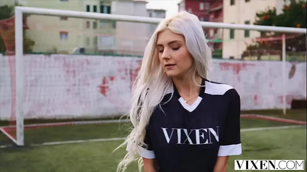 HD VIXEN Fangirl Eva Elfie seduces her favourite soccer star-stasjonsklipp