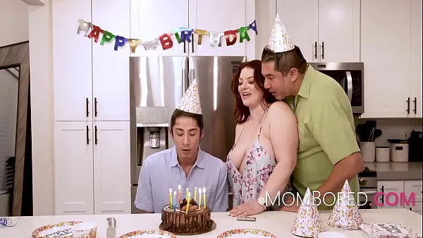 Klipy z disku HD MILF Fucked By Stepson On His Birthday InFront Of Her Husband - Emmy Demur