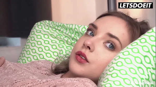 HD FREE FULL VIDEO - Skinny Girl (Oxana Chic) Gets Horny And Seduces Big Cock Stranger - HORNY HOSTEL-stasjonsklipp
