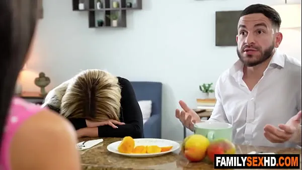 HD Step-daughter takes care of stepfather cause stepmother doesn't swallow-enhetsklipp