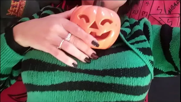 Posnetki pogona HD halloween night show with Chantal ads her sexy pumpkin, wanna see me