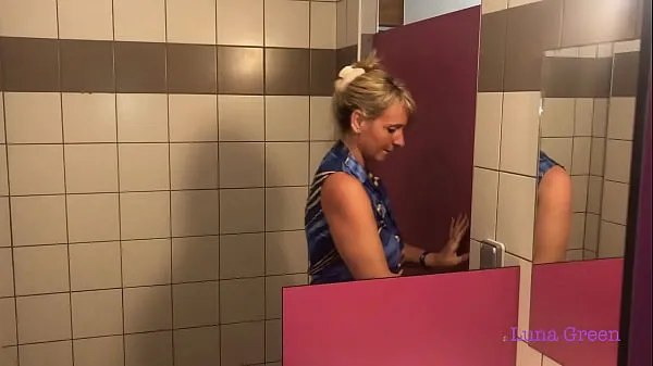 HD Luna gives me one of her super blowjobs in the bathroom of the campsite schijfclips