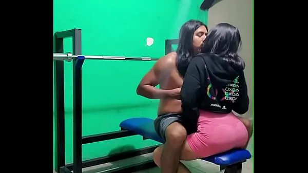 Klip berkendara Fucking a girl who likes to exercise at home HD