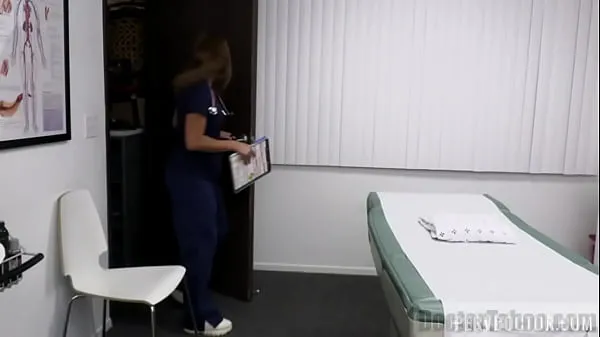 HD Teen babe is in the doctors office for her daily check doctor arrives and he starts licking her pussy and he fucks it and also his hot nurse-stasjonsklipp