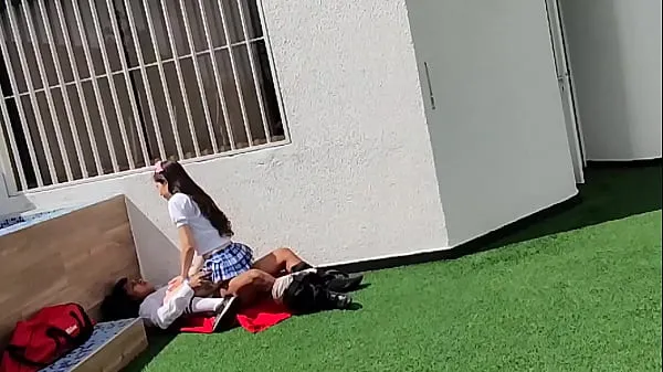 HD Young schoolboys have sex on the school terrace and are caught on a security camera-enhetsklipp
