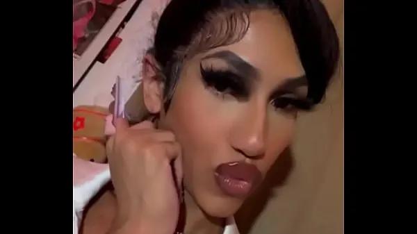 HD Sexy Young Transgender Teen With Glossy Makeup Being a Crossdresser-stasjonsklipp