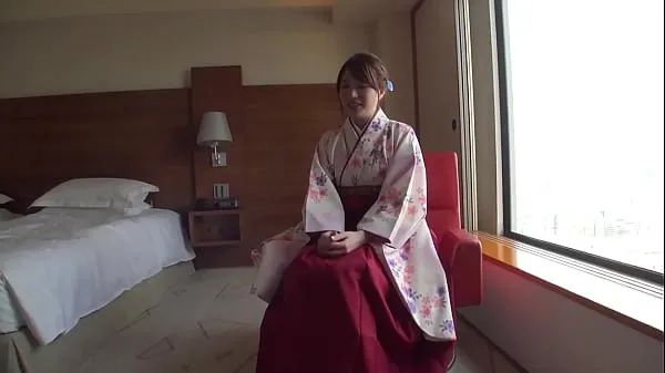 Clips de unidad HD Me encanta el sexo en un kimono desordenado! ¡Aika está tan cachonda que nos muestra su coño mientras mueve sus caderas en posición de vaquera! Finalmente, ¡disparo su carga por toda la linda cara de