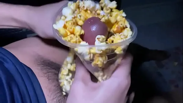 Posnetki pogona HD Jerk off with popcorn