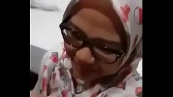 HD Muslim girl giving blowjob to Hindu boy-stasjonsklipp