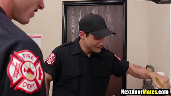 Klipy z jednotky HD Hot firemen fuck without condom