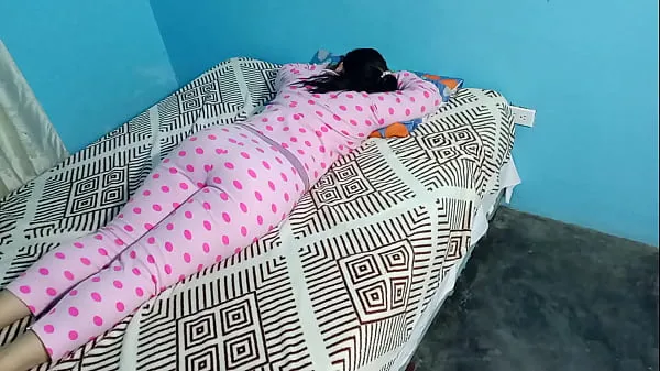 Klip berkendara Sleepover with my stepdaughter: I take advantage of her when she's resting and luckily she didn't feel when I put my fingers in her and pulled down her underwear to put my whole cock in her HD